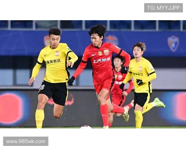 中国足球联赛新赛季精彩开局引发热议 球迷期待冠军争夺战激烈展开