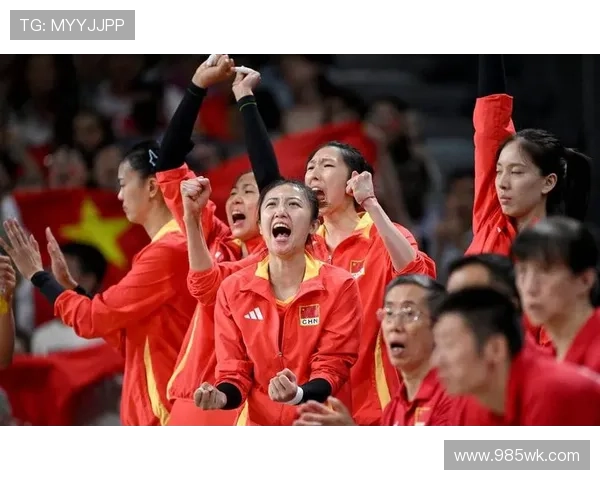 中国女排逆袭夺冠再创辉煌 球迷热议赛场背后坚韧拼搏精神