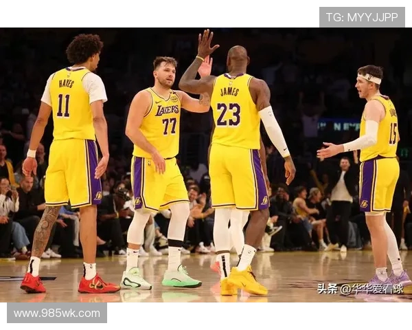 NBA最新动态：詹姆斯复出领衔湖人强势反弹 勇士三巨头合体迎战快船