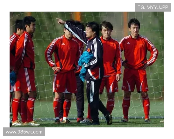 中国足球队迎战日本，展开亚洲杯生死战，球迷热议战术调整与球员状态