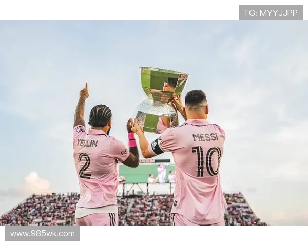 梅西加盟迈阿密国际后首次亮相,展示出色表现引发球迷热议 梅西加盟迈阿密国际后首次亮相,展示出色表现引发球迷热议